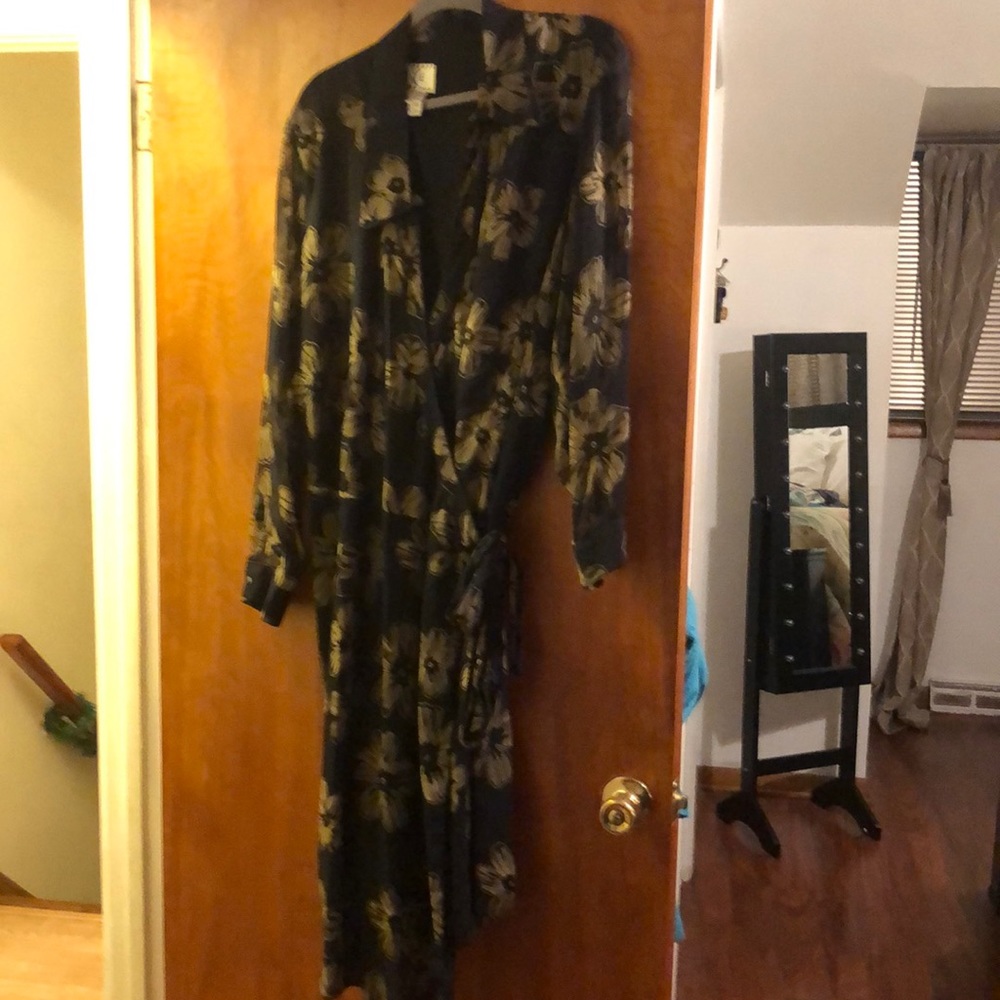 Women preowned Black Print wrap dress size 22